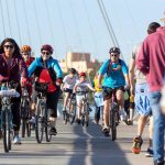 Varias personas pasean y montan en bicicleta a primera hora en Zaragoza. EE