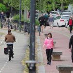 Numerosas personas han salido a hacer deporte en Valladolid. EE