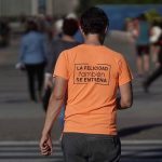 Varios grupos de ciudadanos hacen deporte o pasean a primera hora de la mañana en Córdoba. EE