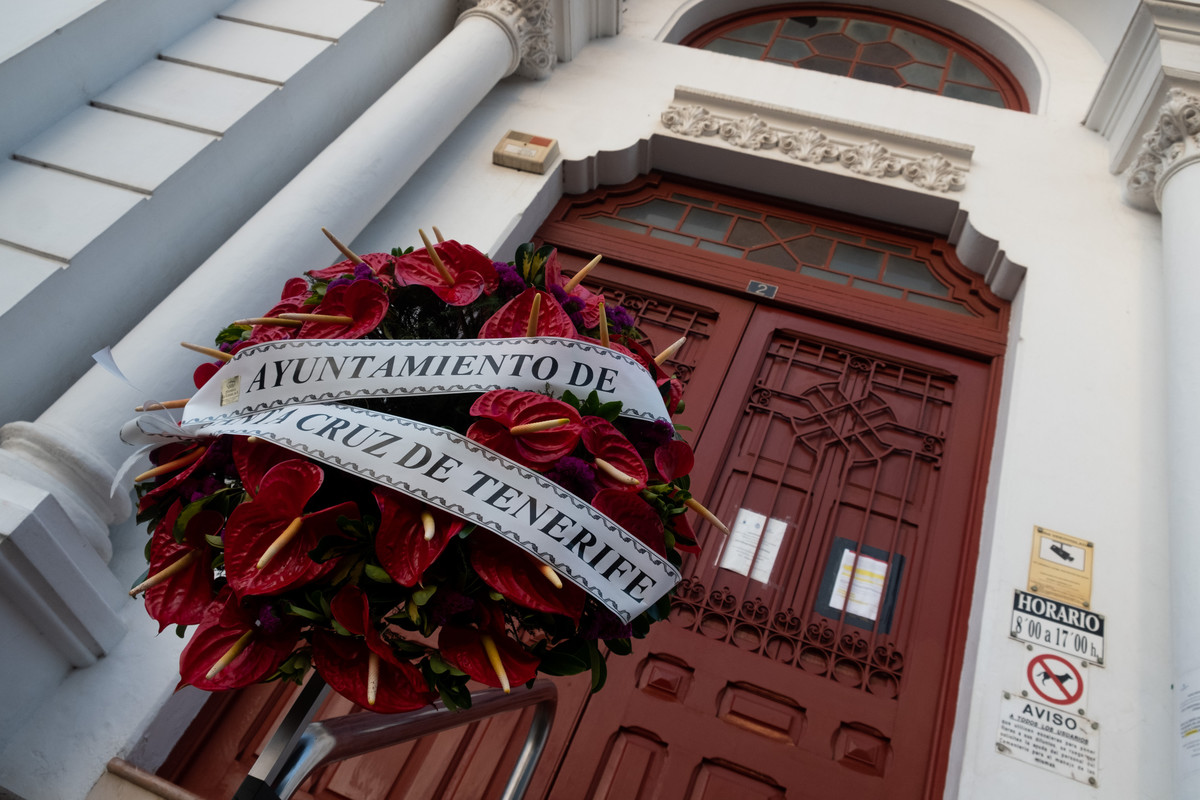 El Ayuntamiento capitalino llevó flores a los diferentes cementerios del término municipal. FOTO: Fran Pallero