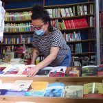 Noemí, de la librería El Pa-So, también abrió el local solo para la entrega de encargos. S. M.