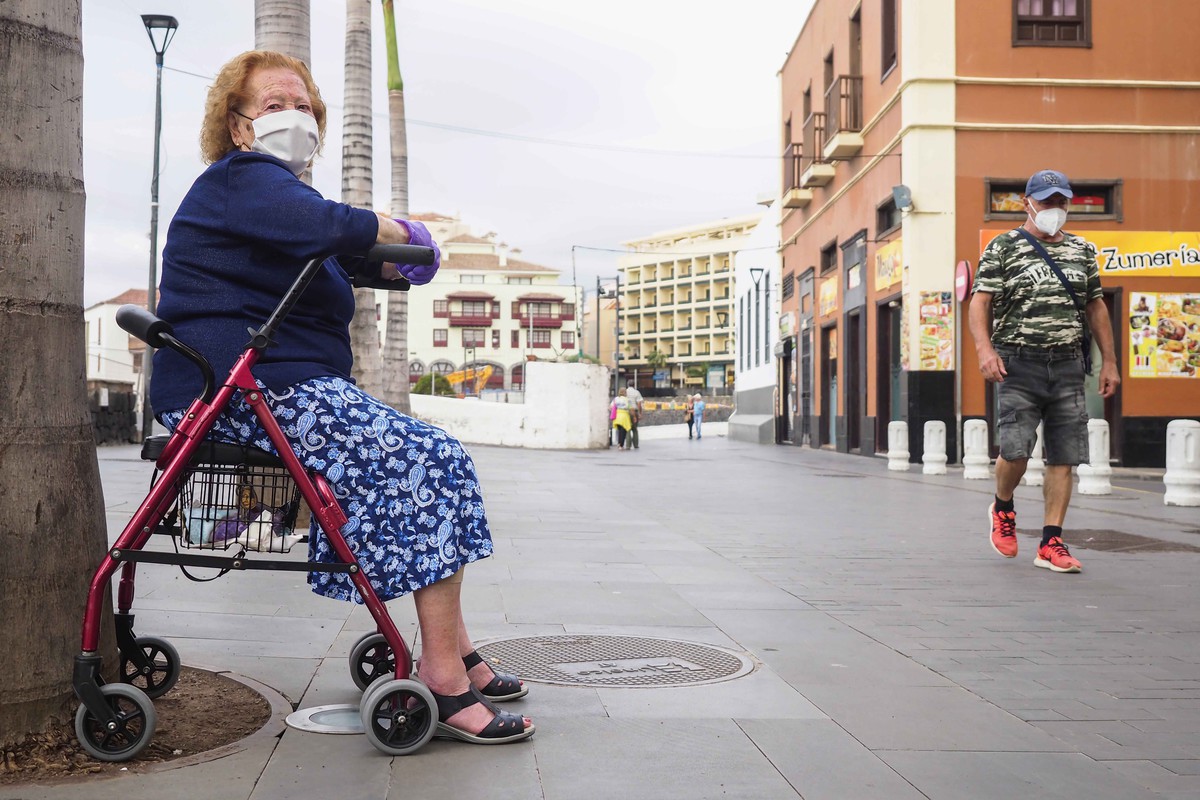 Una señora toma aire en el Puerto de la Cruz. Sergio Méndez
