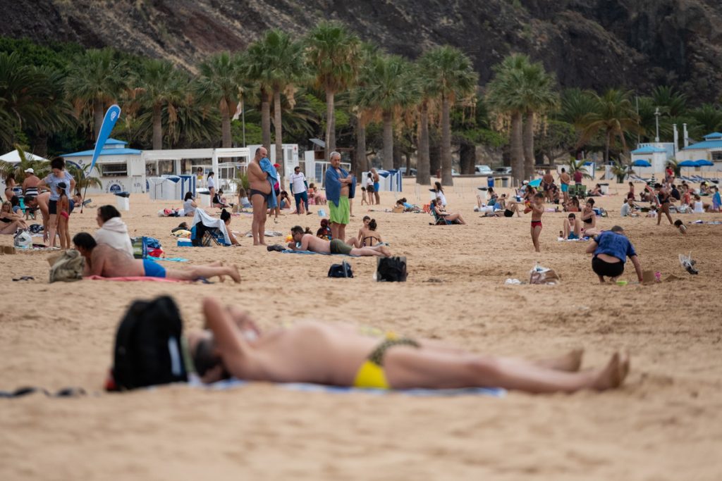 La actividad ha vuelto a Las Teresitas, donde los kioscos ya están abiertos y se controla el cumplimiento de las normas por parte de los usuarios. FOTO: Fran Pallero