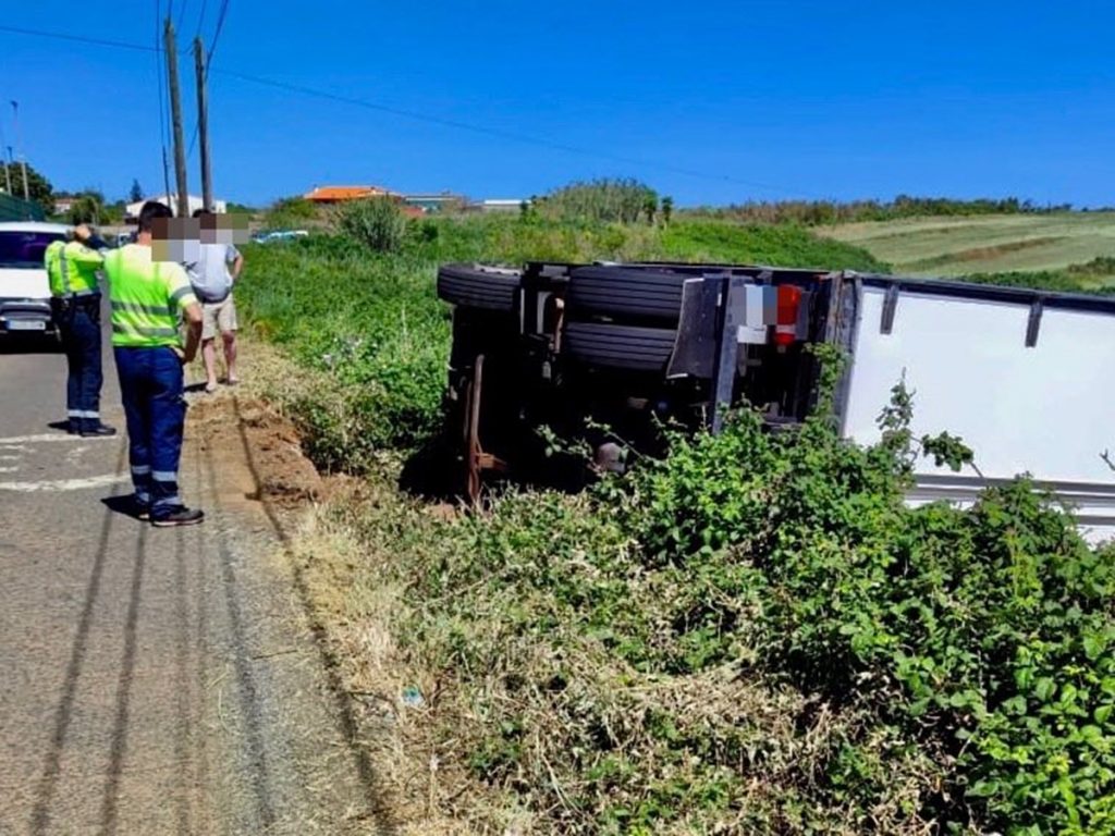 Vuelca un camión en la carretera de La Esperanza
