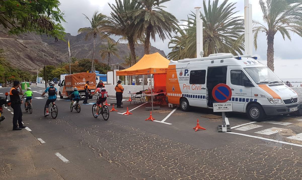 Dispositivo de seguridad en Las Teresitas para controlar el aforo de la playa este sábado. CECOPAL