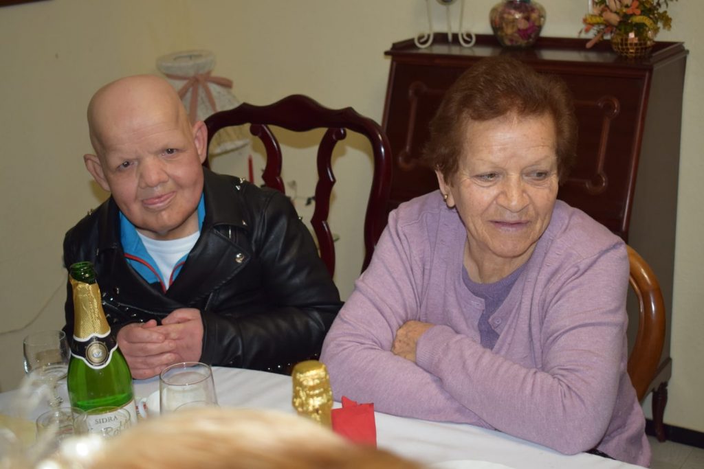 Carlitos y Clemencia, juntos durante una fiesta familiar