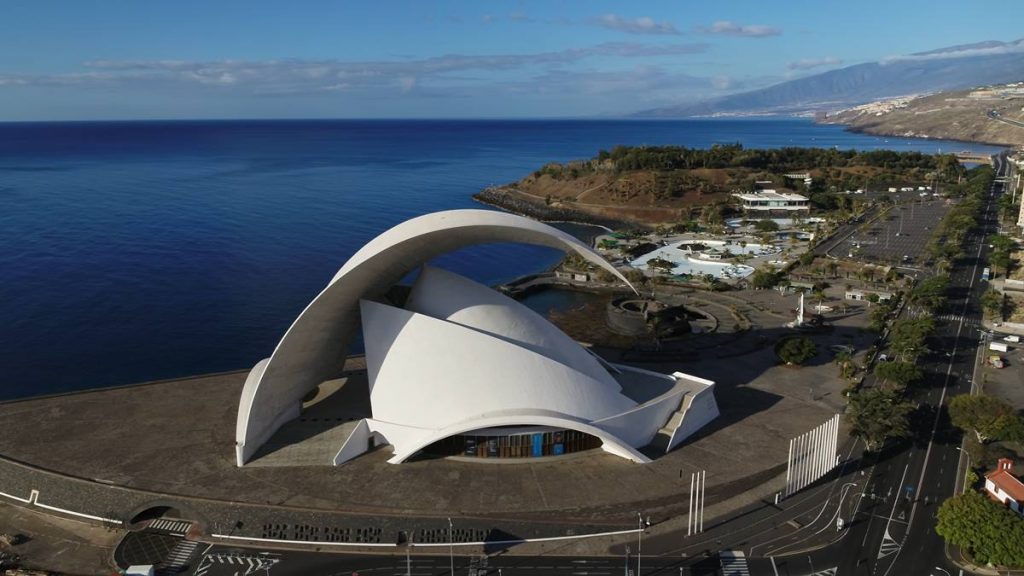 El auditorio Adán Martín sin rastro de gente, ni tráfico a su alrededor. Airmedia 360