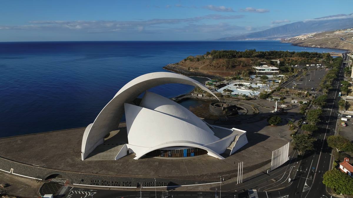El auditorio Adán Martín sin rastro de gente, ni tráfico a su alrededor. Airmedia 360