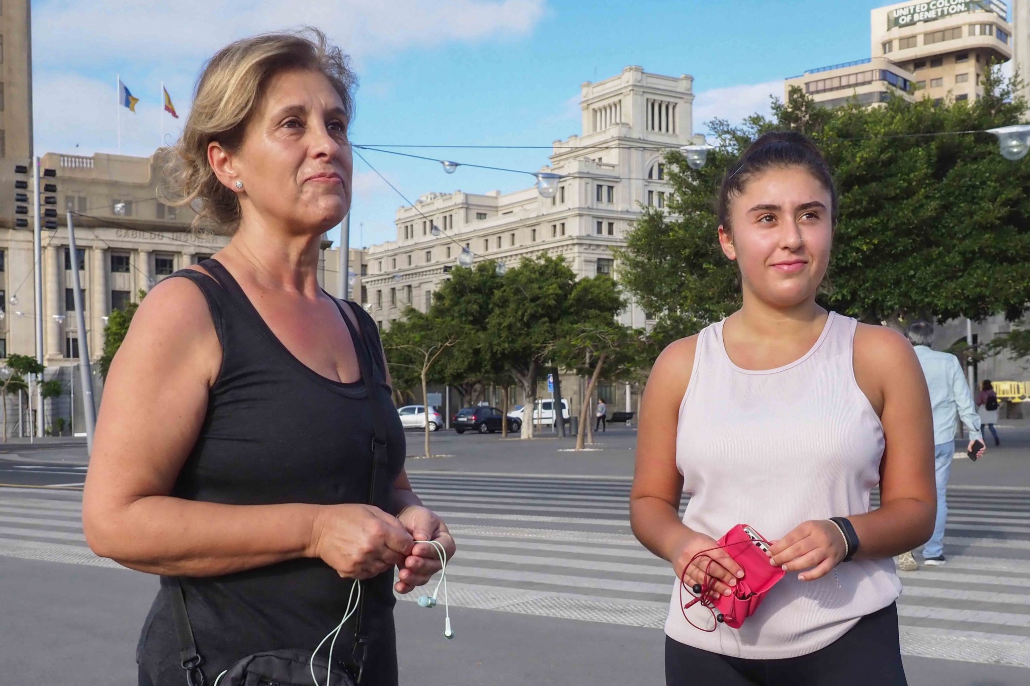 Carmen (madre) y Carmen (hija) aprovecharon el confinamiento para mejorar sus habilidades en la cocina y ahora confían en quemar los bizcochones con unas cuantas carreras. FOTO: Sergio Méndez