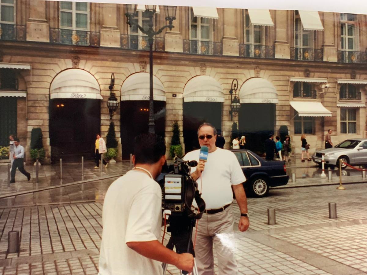 Ante el Ritz de la Plaza Vendome, en París. DA