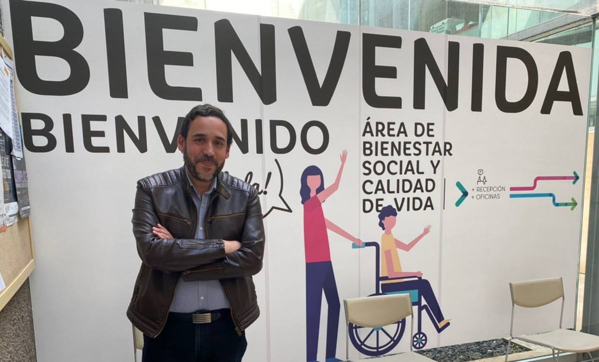 El concejal Rubens Ascanio en unas de las oficinas con la nueva señalética. DA
