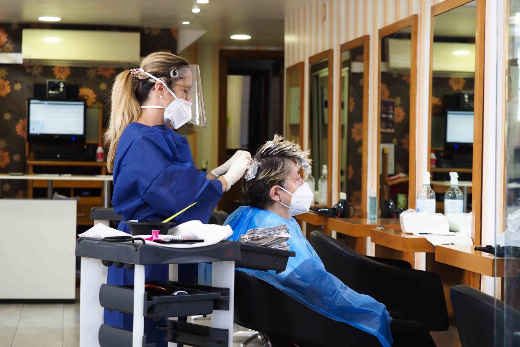 Peluquerías como esta, en Santa Cruz, tuvieron ayer que teñir canas, cortar pelos, hacer mechas y recuperar la imagen de sus clientas tras dos meses de inactividad. FOTO: Sergio Méndez