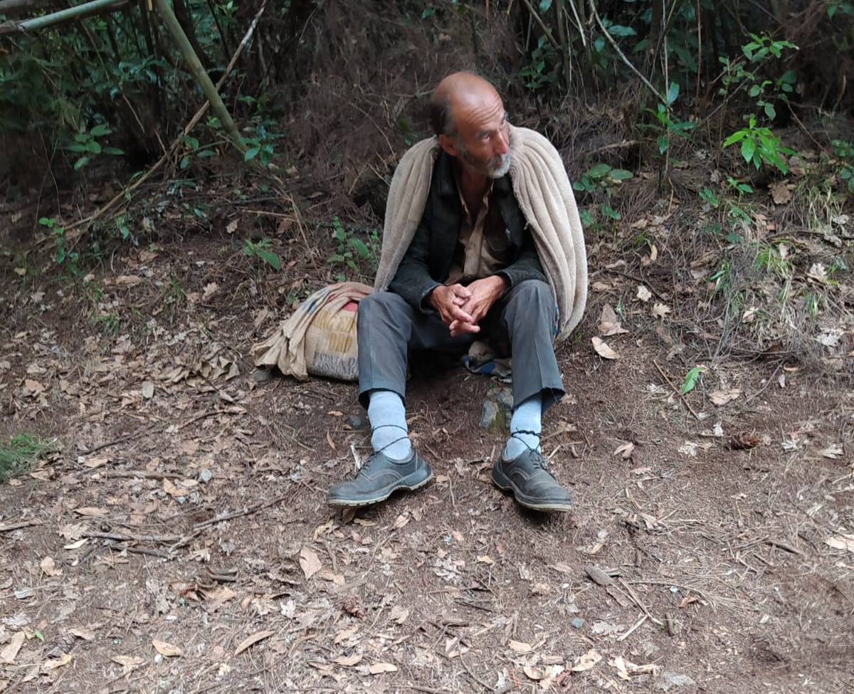 Erasmo en un rincón del bosque, cubierto por su manta esperancera, a la que casi nunca abandona porque lo protege del frío del monte. Dácil Melgar