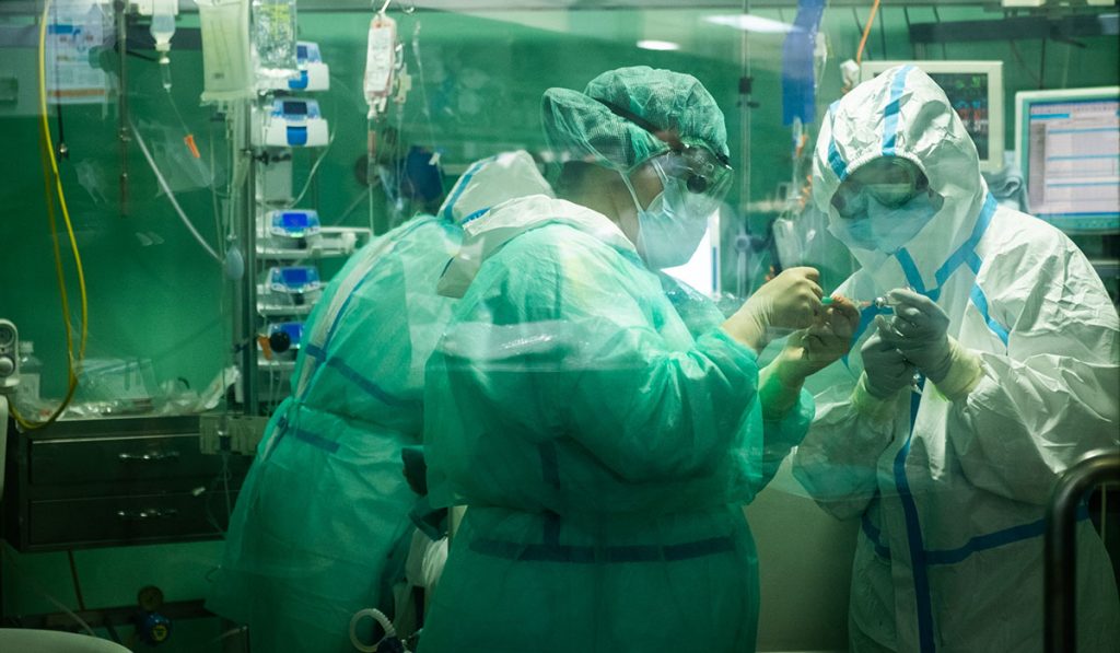 La crisis sanitaria por la Covid-19 desbordó en las primeras semanas de pandemia a los hospitales y, especialmente, a departamentos como la Unidad de Cuidados Intensivos. Fran Pallero