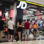 La afluencia de público ayer en los centros comerciales de la capital chicharrera fue tranquila y sin aglomeraciones. Sergio Méndez