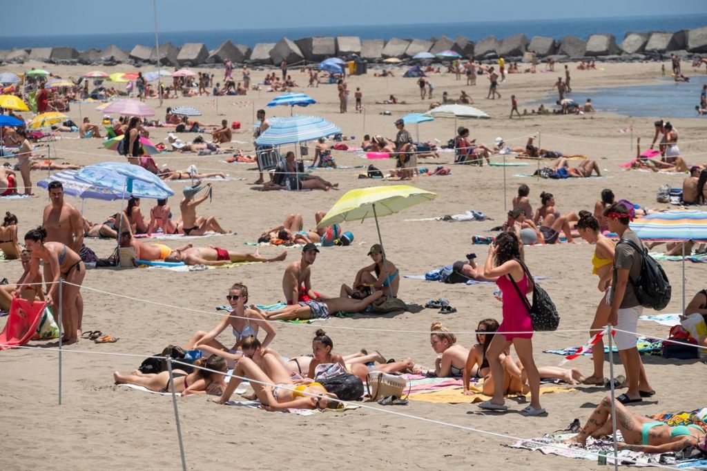 Había ganas de playa, como se aprecia en las imágenes captadas en Las Vistas (foto superior), Fañabé (izquierda) y El Médano. Fran Pallero