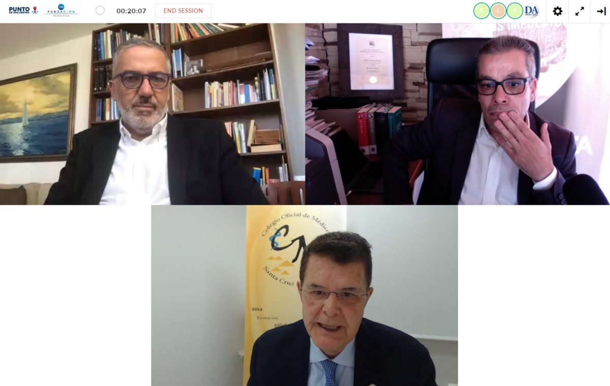 El portavoz del Comité Científico asesor del Gobierno de Canarias, Lluís Serra; el presidente del Colegio Oficial de Médicos de Tenerife, Rodrigo Martín, y el periodista Antonio Salazar. DA