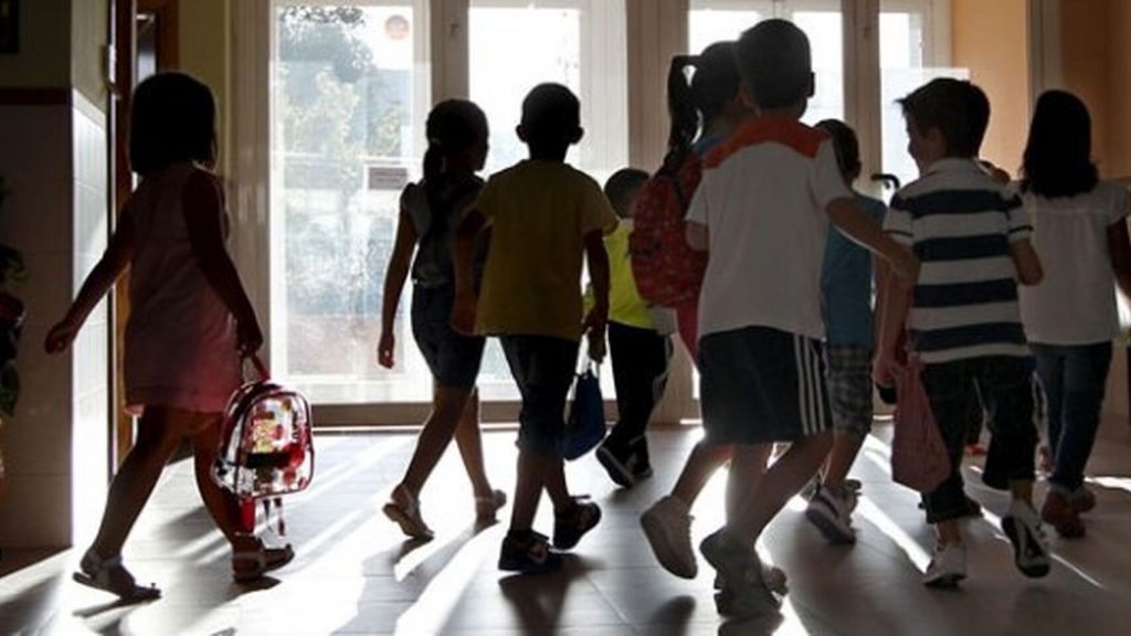 Niños a la entrada de un colegio EFE