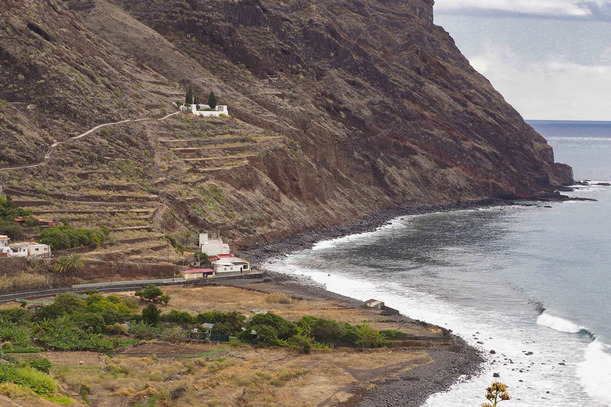 Igueste de San Andrés lleva años esperando para poner en marcha la depuradora,      que solucione los graves problemas de vertido en ese punto de la costa. Sergio Méndez