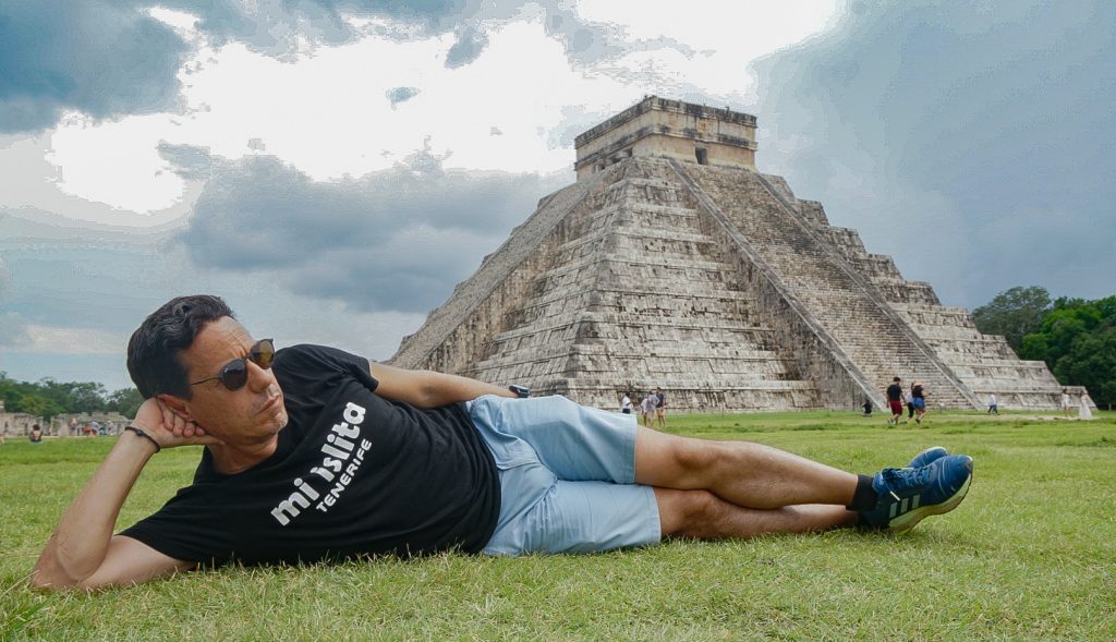 César Sar en las pirámides de Chichén Itza, en México. Cedidas por César Sar