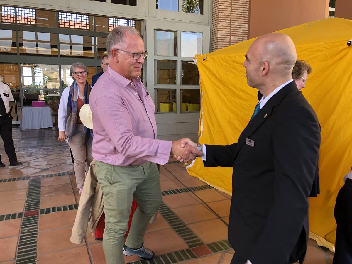 El jefe de Recepción despide a los últimos clientes confinados. J.C.M.