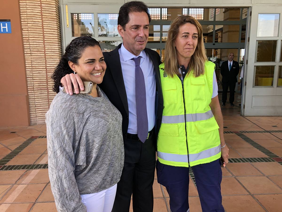 El director del hotel junto a las responsables del operativo sanitario. J.C.M.
