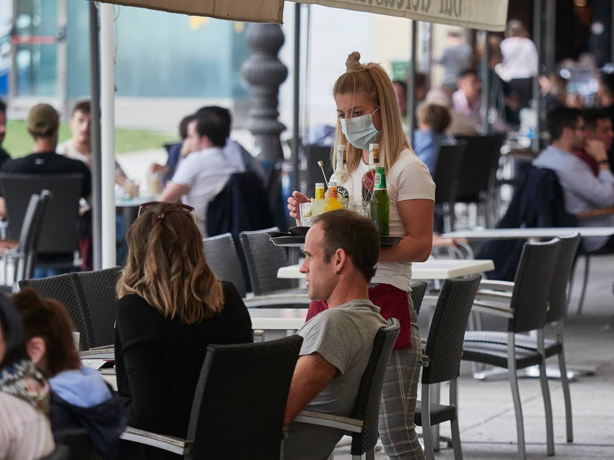 Una camarera atiende en un terraza. E.P.
