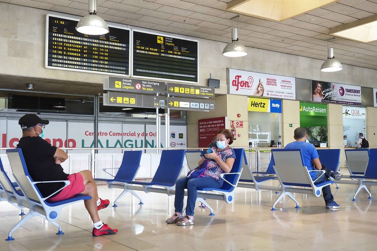 Personas esperando la llegada de viajeros. S. M.