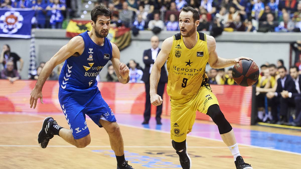 Bruno Fitipaldo con el que será su nuevo compañero en el Iberostar Tenerife, Marcelinho Huertas. Twitter