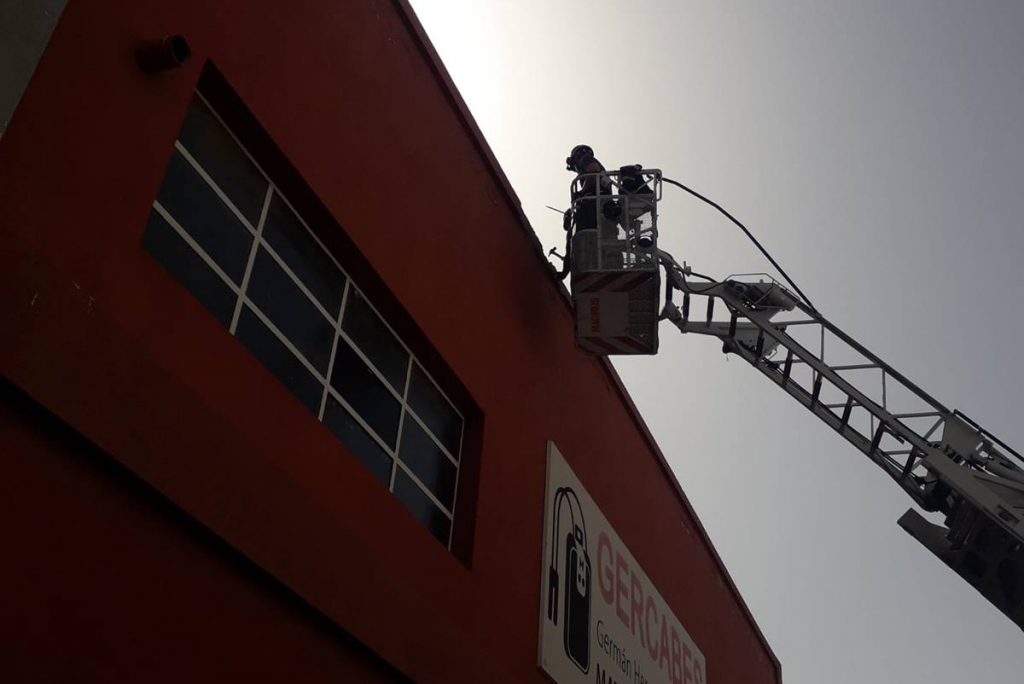 Evacuan un edificio en Santa Cruz tras el incendio en la cocina de una vivienda. DA