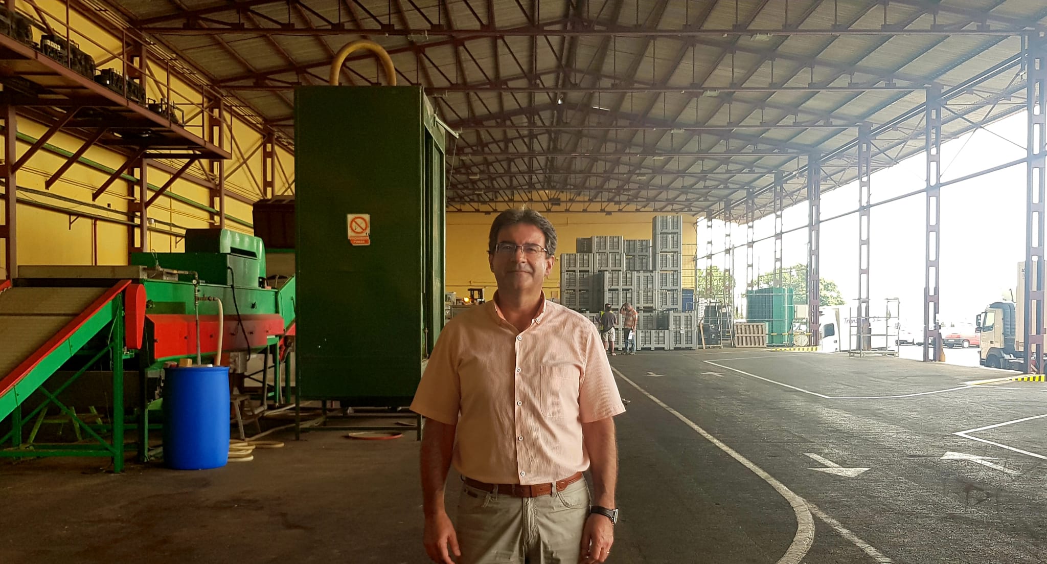 José Adrián Hernández, durante su visita al Centro Hortofrutícola, ubicado en Breña Alta. DA