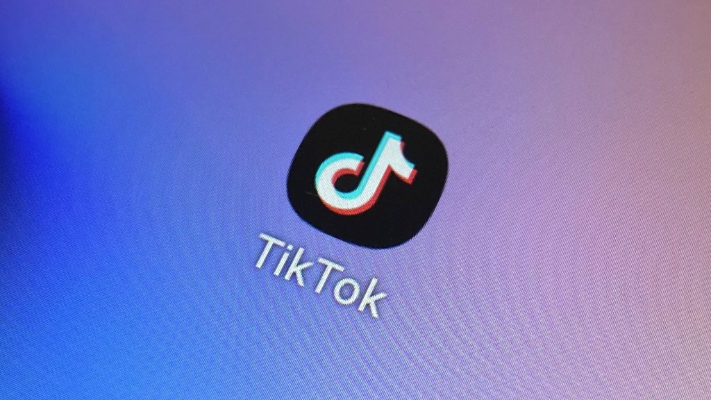 TikTok Adrián Raya Omicrono