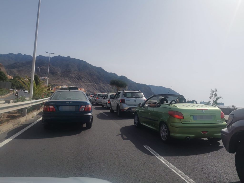 Colas, retenciones y quejas en los accesos a las playas de Santa Cruz
