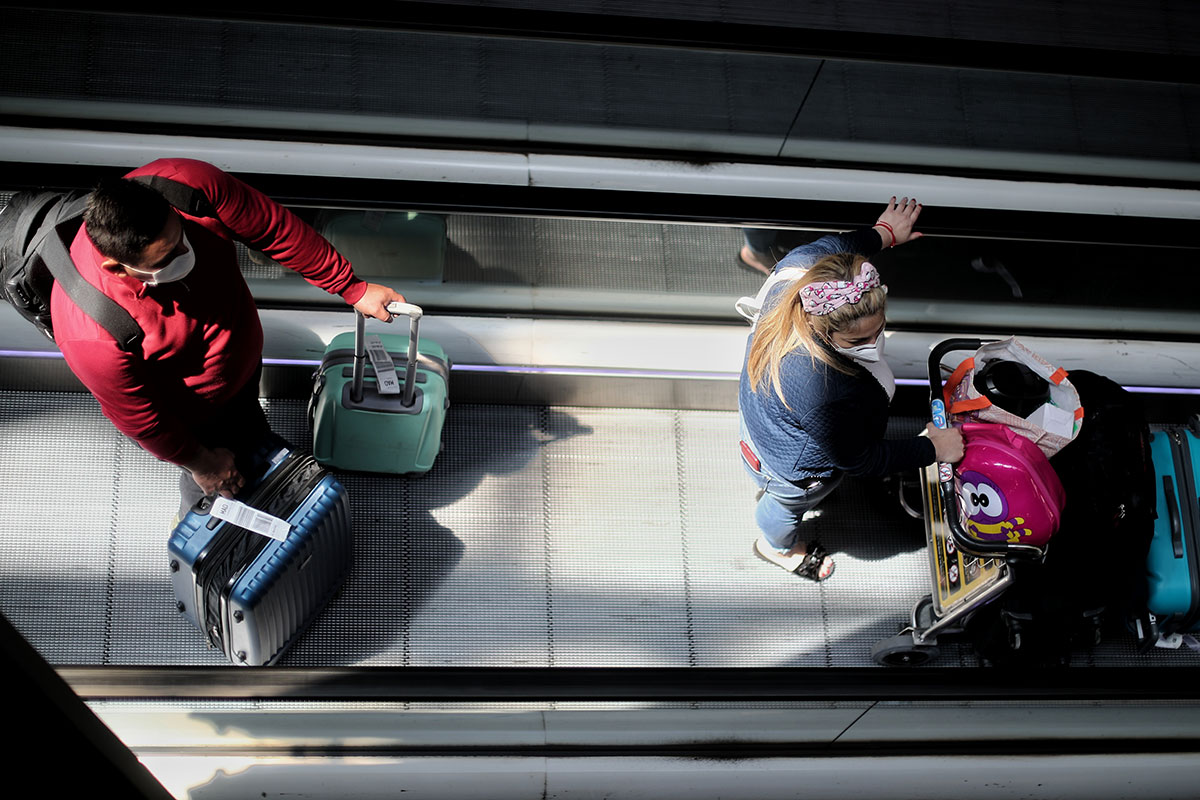AEROPUERTO PASAJEROS MALETAS
