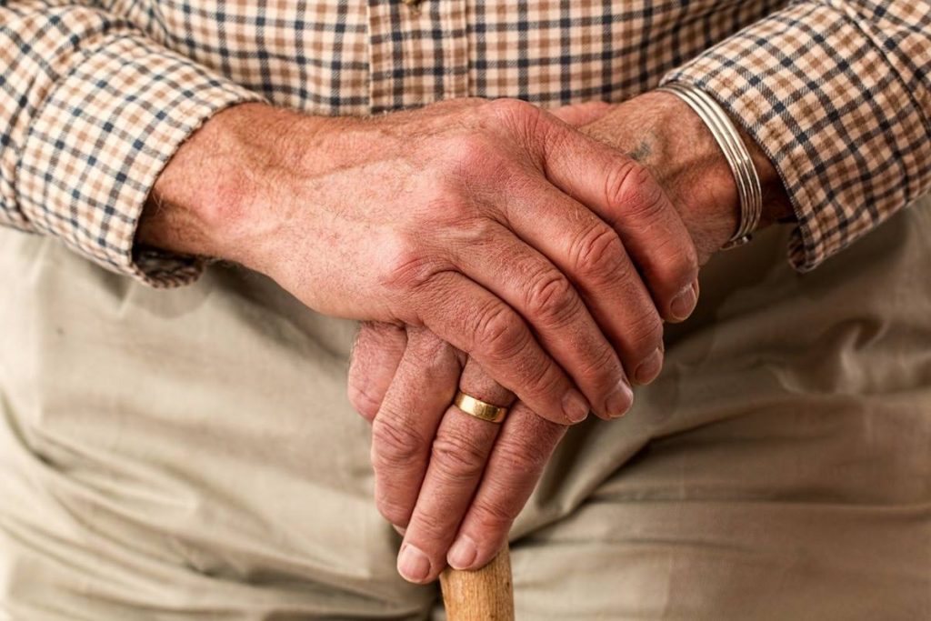 Manos de persona mayor, foto de recurso. Pixabay