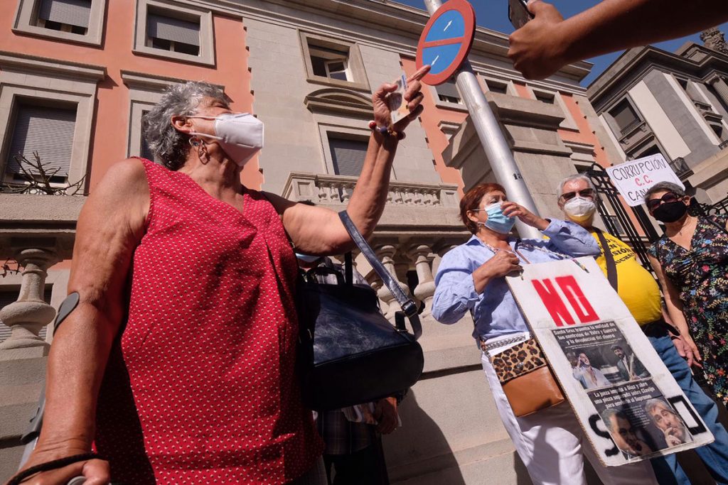 MOCIÓN CENSURA SANTA CRUZ REACCIONES 1