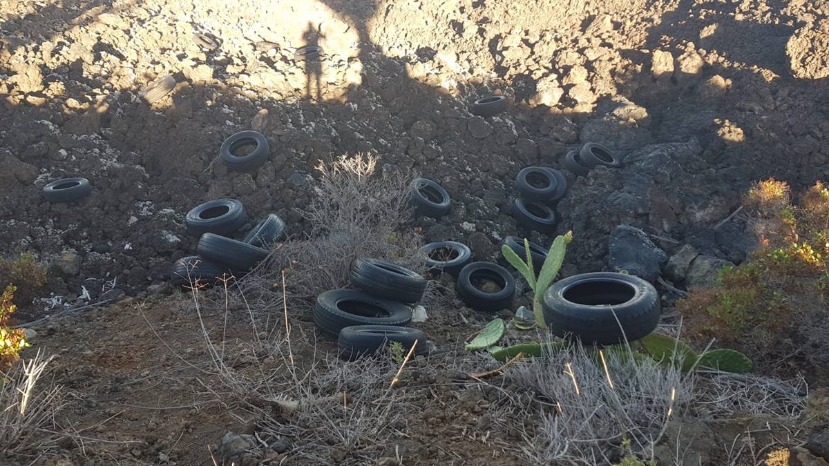 Neumáticos en Las Manchas, cerca del volcán San Juan. DA