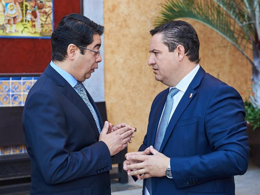 Pedro Martín (izq.) y José Julián Mena, en una reunión antes de la crisis. DA
