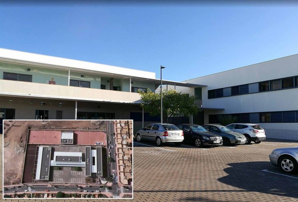 Entrada e imagen aérea del CEIP Llano de las Naciones, en la localidad de Llano del Camello (San Miguel). DA