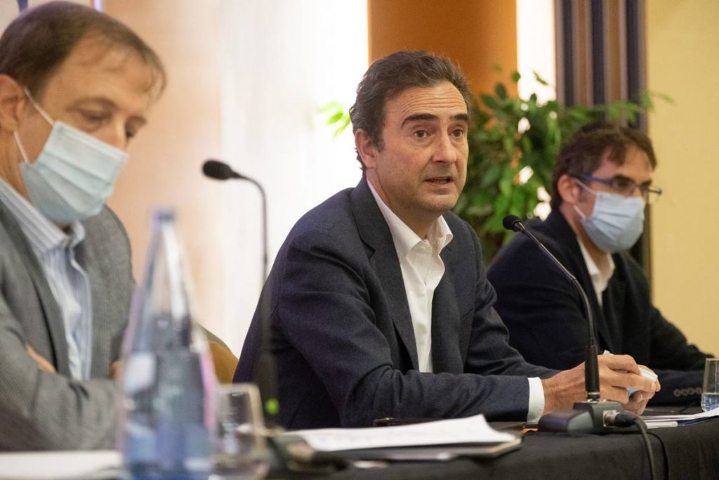 En el centro, Pablo Casado, director de Endesa en Canarias, junto a Saúl Barrio, director de generación, y José Manuel Valle, director de Relaciones Institucionales de Tenerife. Fran Pallero