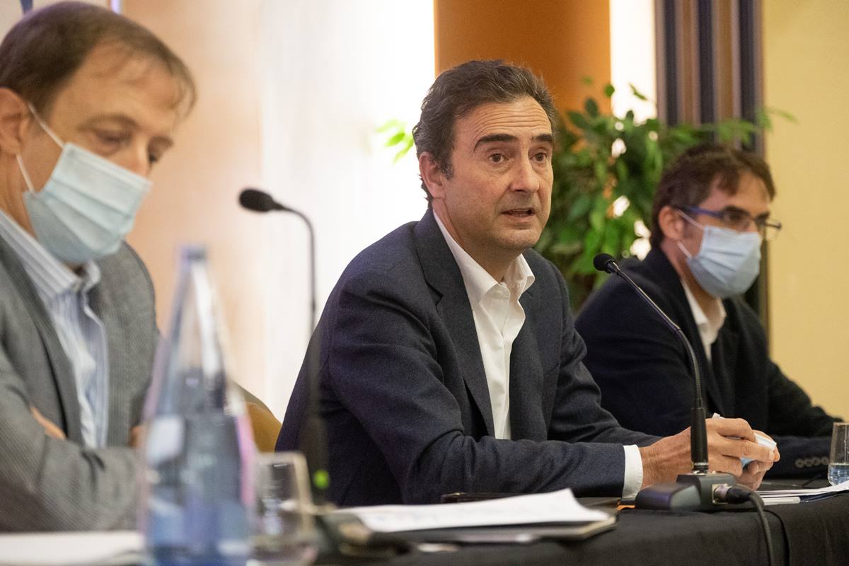 En el centro, Pablo Casado, director de Endesa en Canarias, junto a Saúl Barrio, director de generación, y José Manuel Valle, director de Relaciones Institucionales de Tenerife. Fran Pallero
