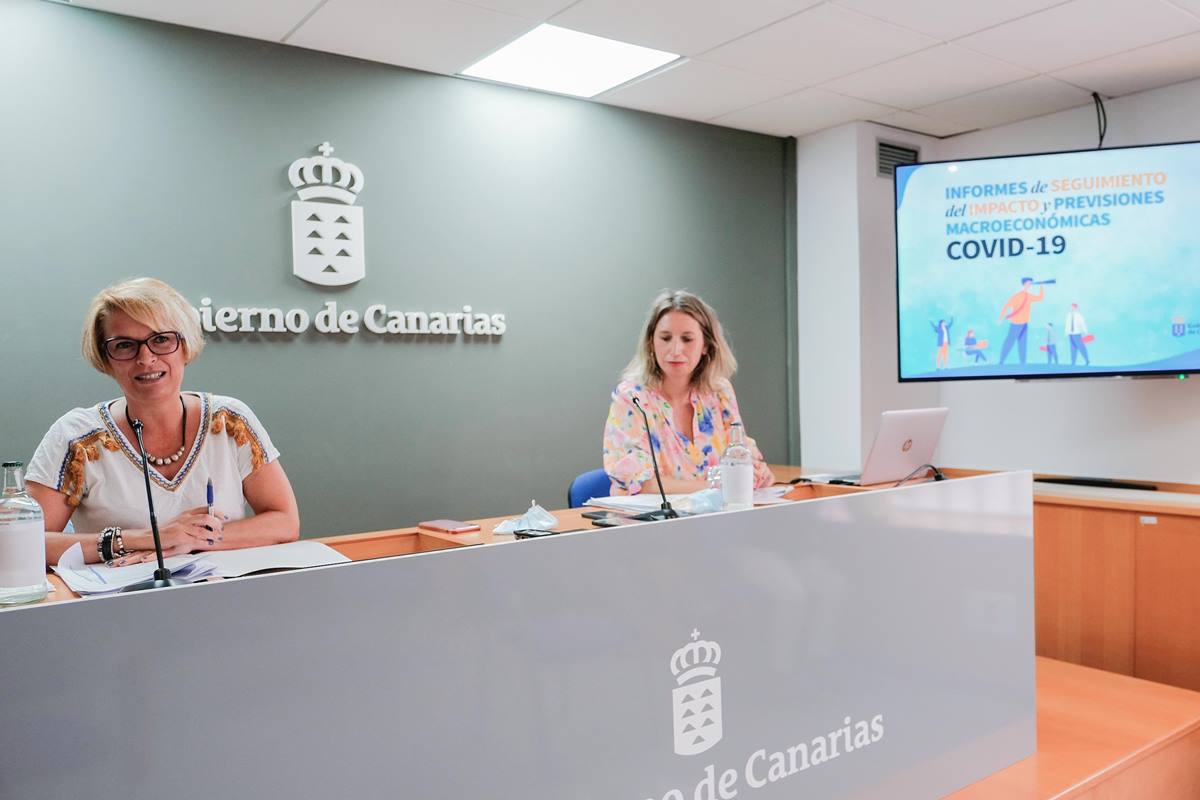 La consejera de Economía, Elena Máñez, junto a la viceconsejera Almudena Estévez ayer durante la presentación del informe. DA