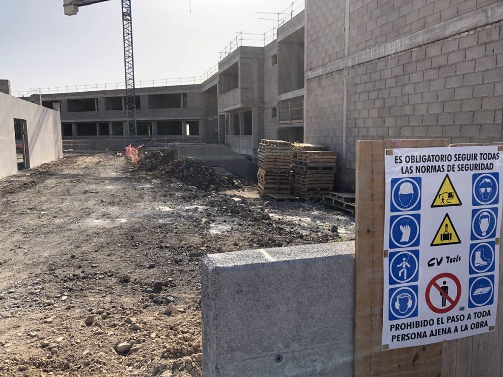 Obras del Instituto de Parque La Reina, que sustituirá al conocido como el de los barracones, en Guaza. J.C.M.