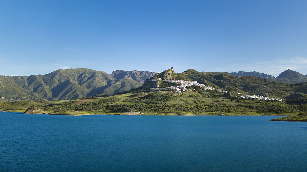 Imagen del pueblo de Zahara de la Sierra, desde el embalse que lleva su nombre