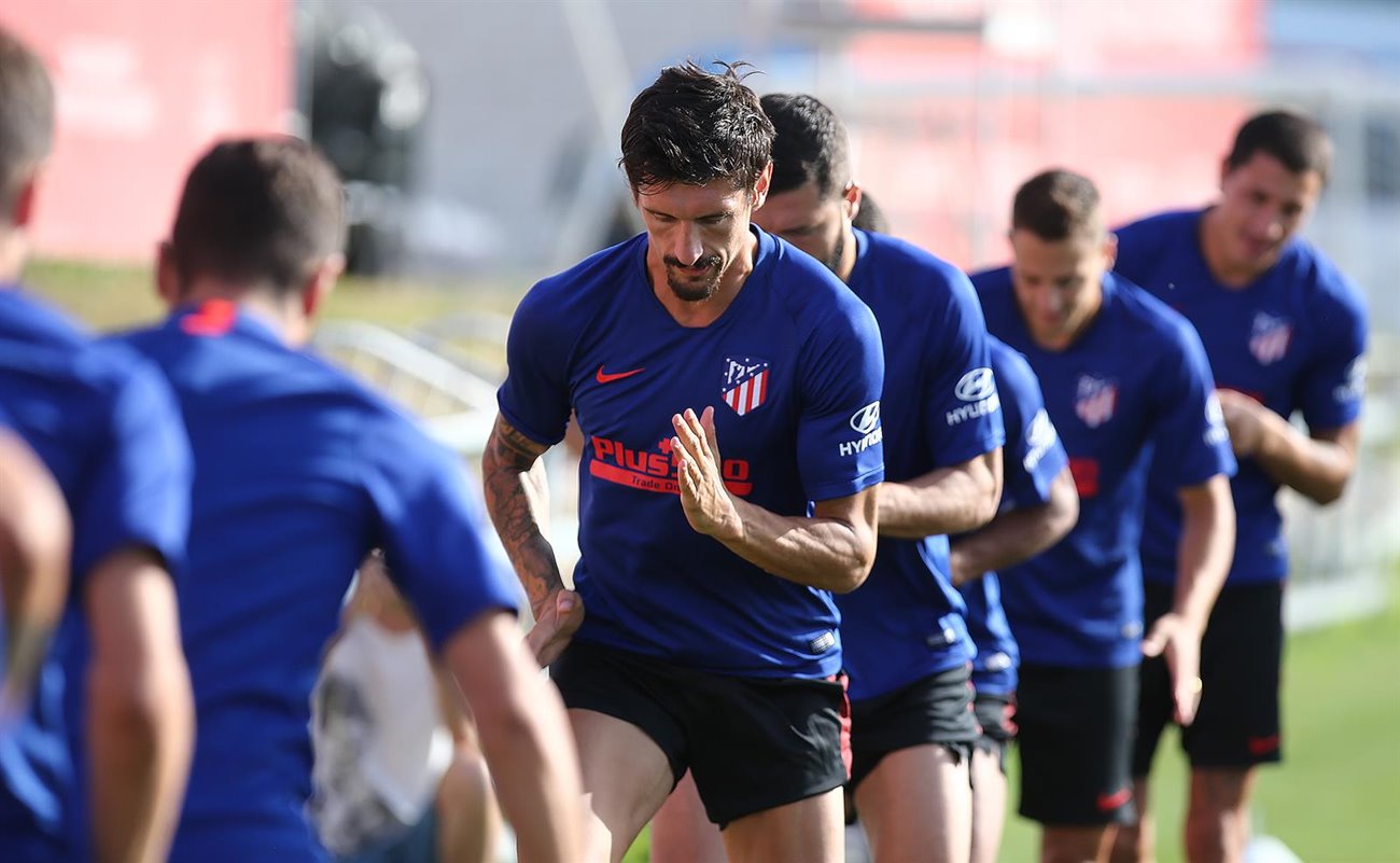 El Atlético anuncia dos positivos por coronavirus que alteran su plan para la Champions