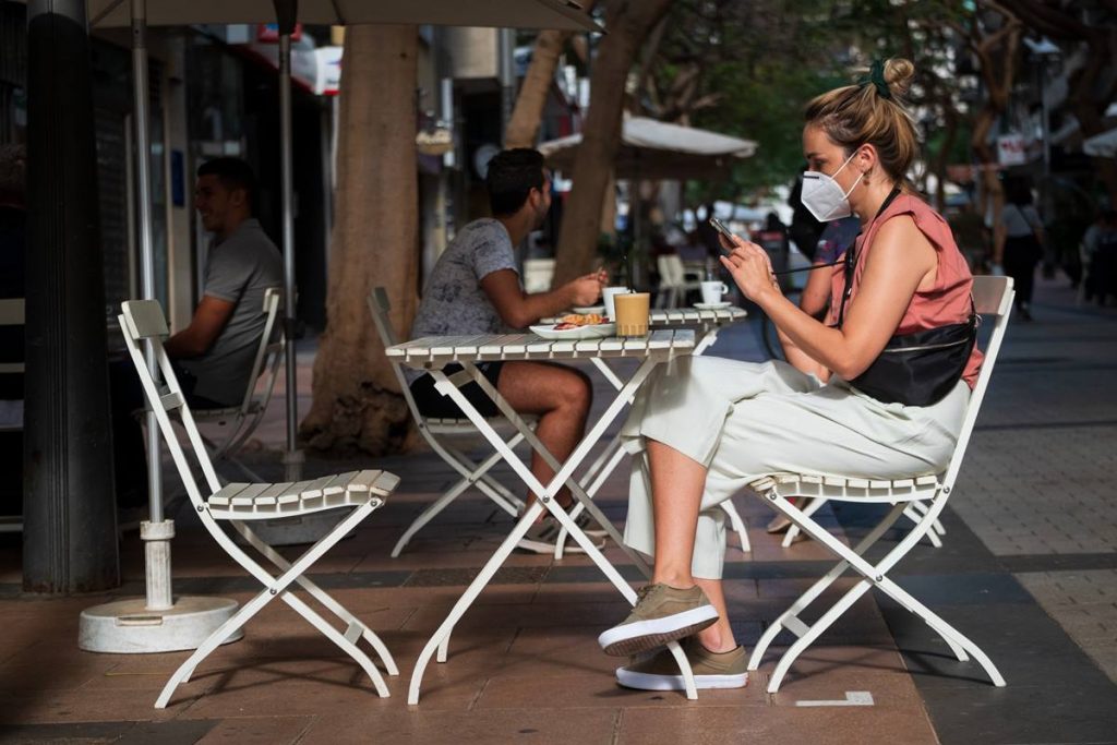 La mascarilla debe cubrir completamente la nariz y la boca, ajustada a la barbilla. Fran Pallero