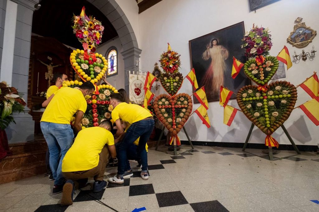 Diferentes momentos de la ofrenda de los corazones a San Bartolomé y la virgen de la Encarnación, que se celebró a puerta cerrada en la iglesia, así como de la misa posterior, ayer, en Tejina. Fran Pallero