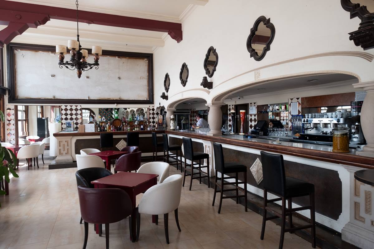 La semana pasada se procedió a la retirada del cuadro de Martín González, que presidía el local interior del Café Atlántico desde su apertura en 1948. Fran Pallero
