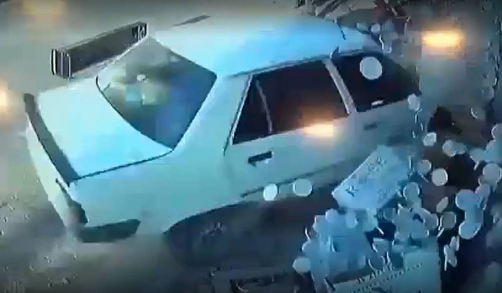Sobrecogedor: dos menores se salvan 'in extremis' de un coche fuera de control