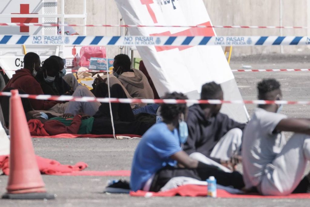 Varios inmigrantes permanecen en el muelle de Arguineguín tras ser rescatados por Salvamento el pasado 5 de agosto. Efe